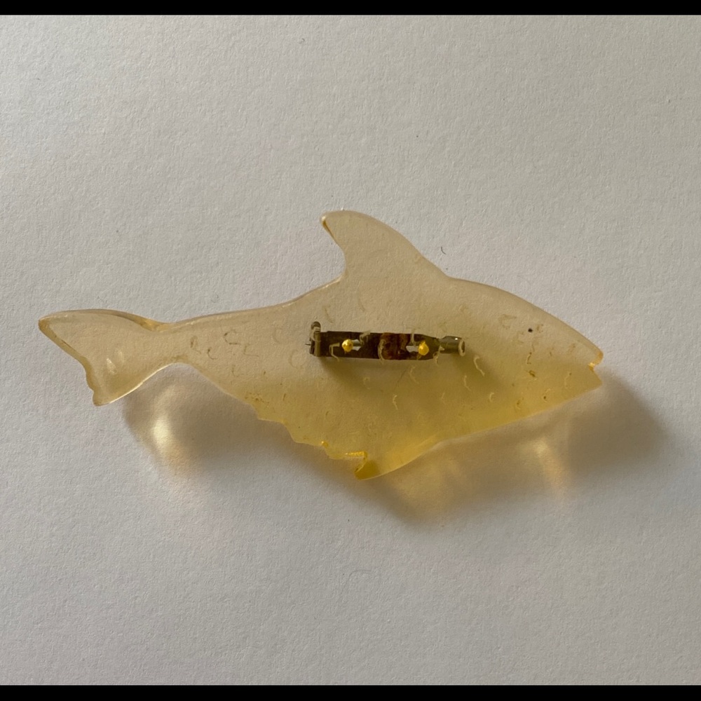 Vintage Women’s Costume Jewelry Clear Yellow Fish Brooch No Markings Preowned